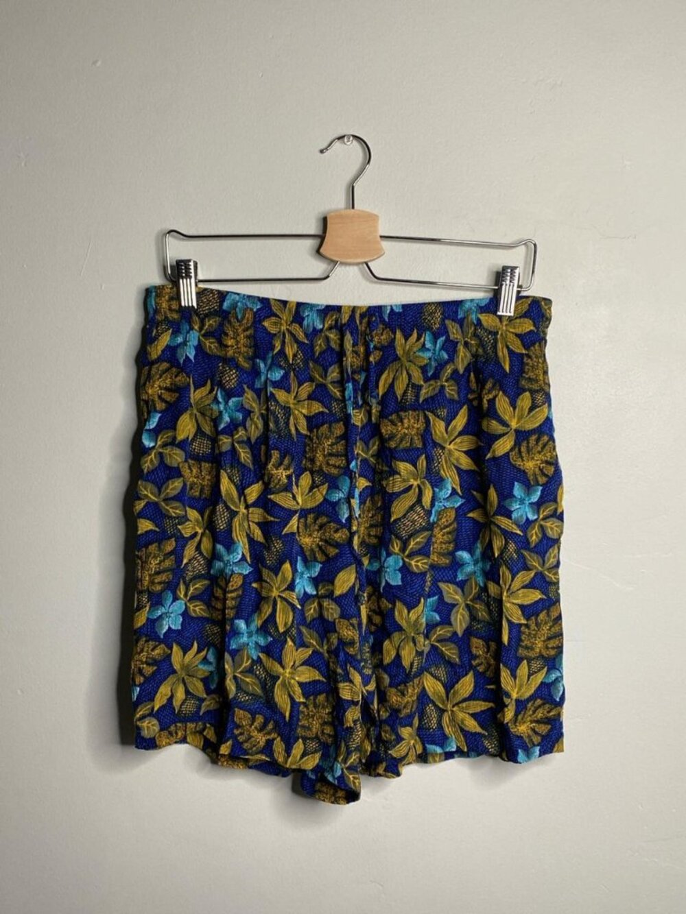 Y2K Vintage floral blue and gold shorts size small